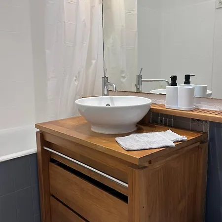 Sur Le Port De - A 2min Des Plages, Clim & Balcon Hyères